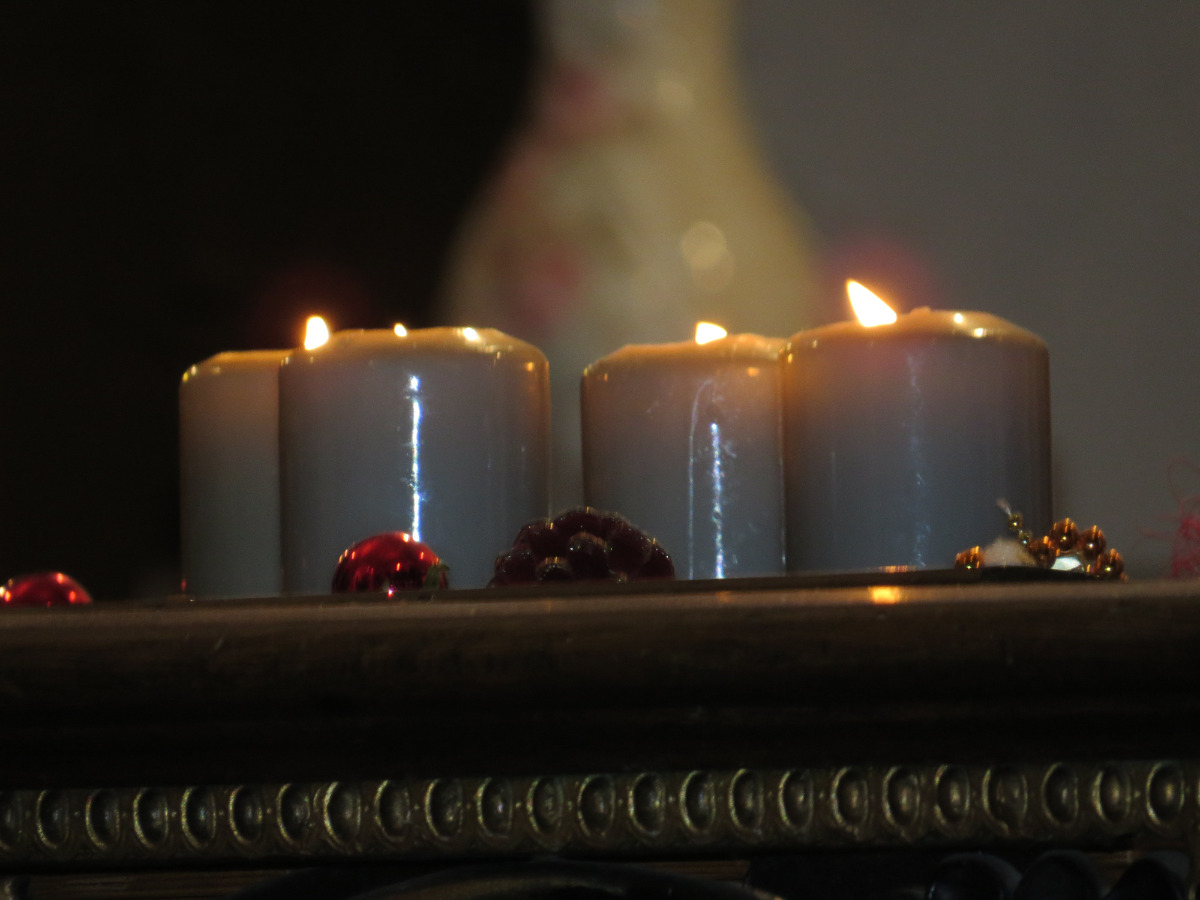 Les bougies du temps de l'Avent rappellent les quatre étapes de notre marche vers Noël.