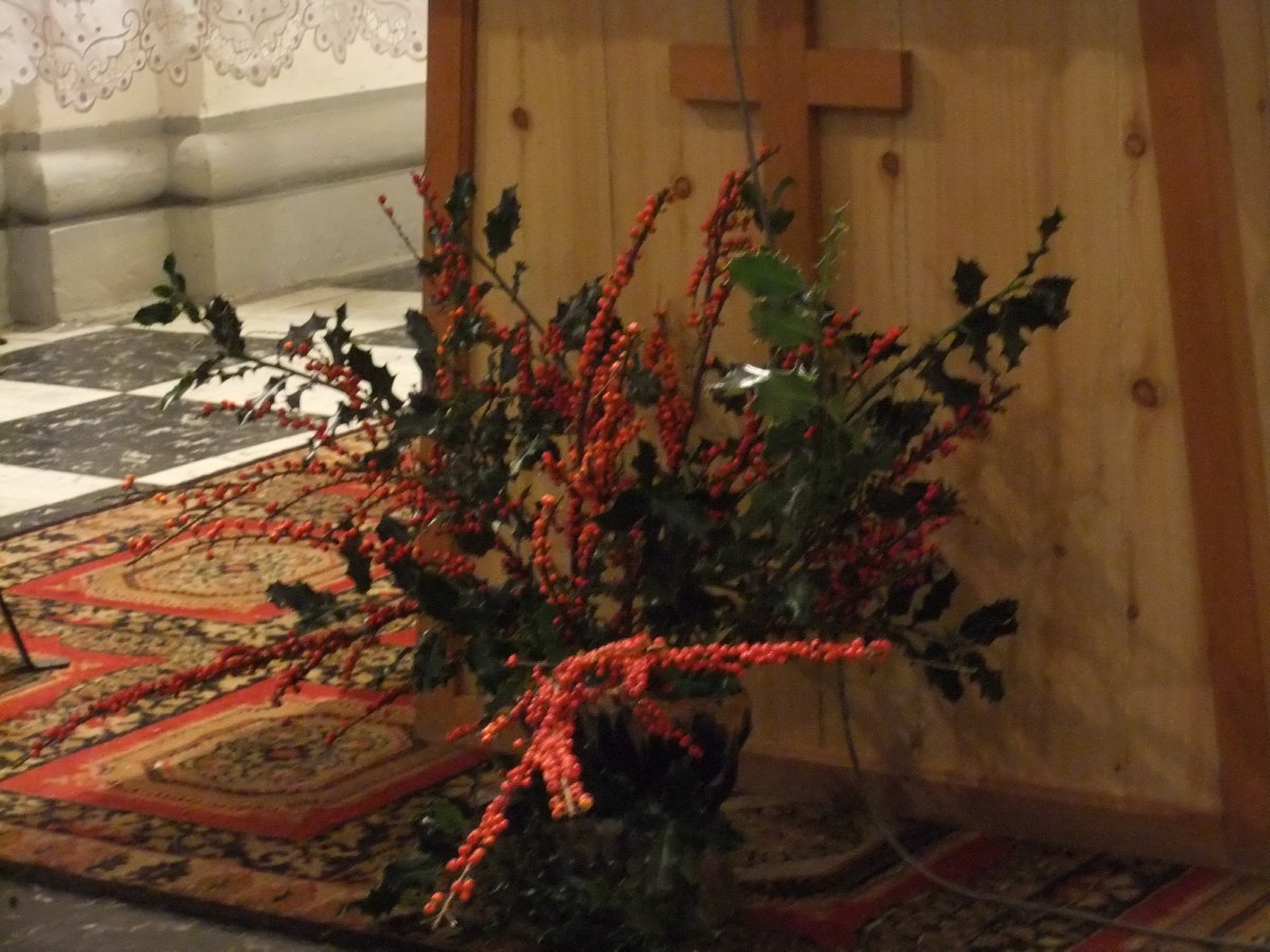 HERGNIES: Eglise St AMAND fleurie pour célébrer le 3ème dimanche de l'AVENT, celui de LA JOIE