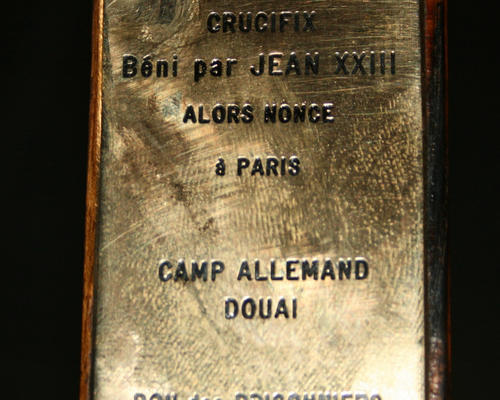 La plaque en cuivre apposée à la croix 
