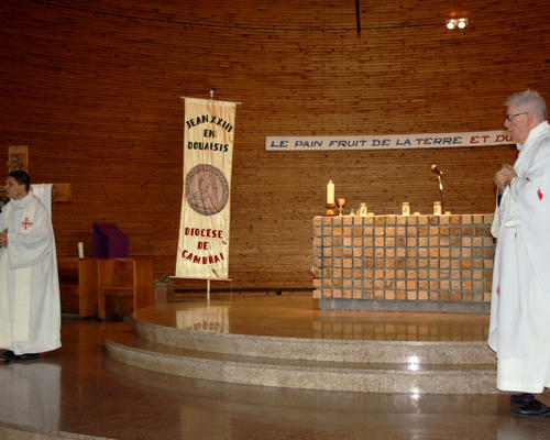 Le père Descarpentries explique l'origine du crucifix 
