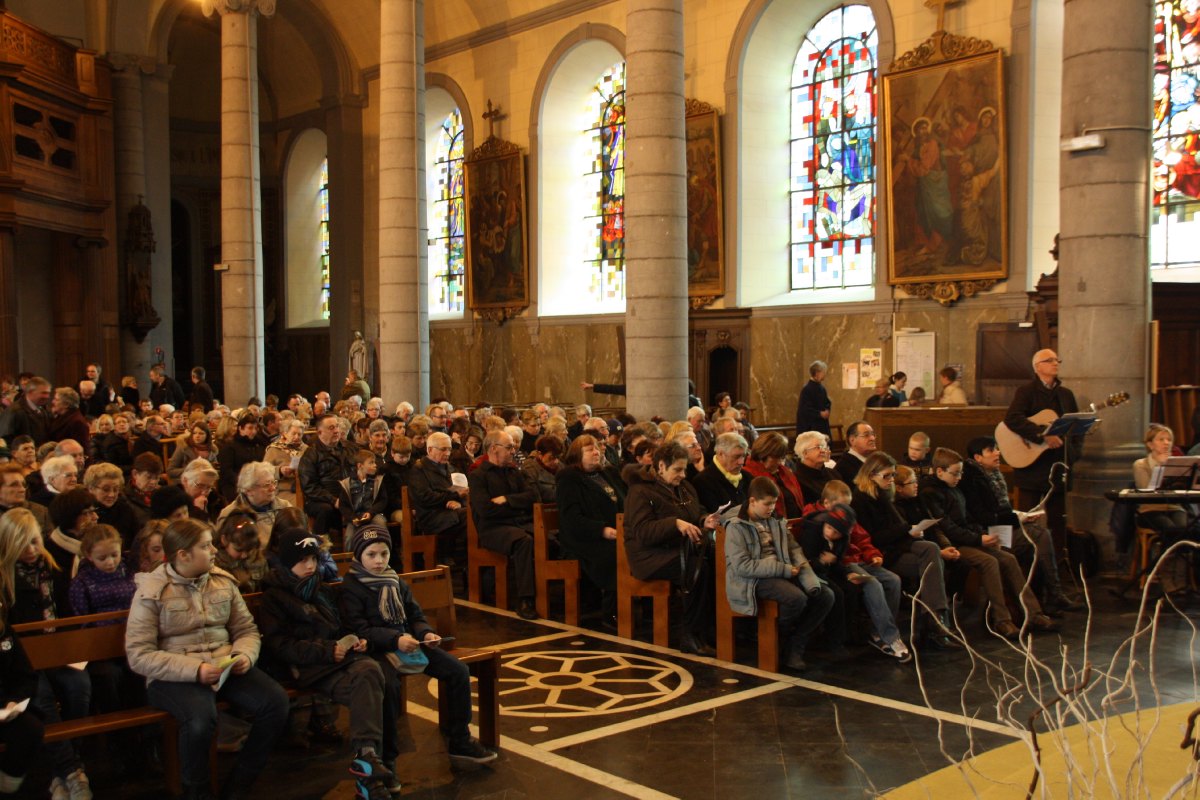 Les paroissiens et les hospitaliers dans l'église de Solesmes