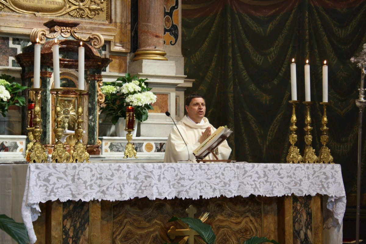 La messe célébrée par l'abbé Descarpentries
