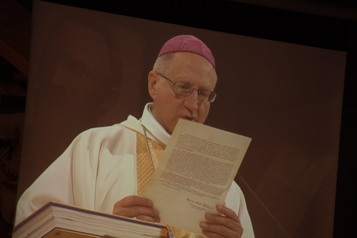 Mgr B. Housset lit le message du pape François en fin de cérémonie.