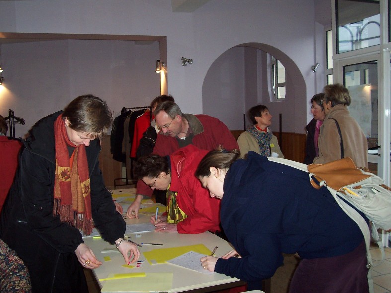 2- On s'inscrit, reçoit un dossier et un badge.