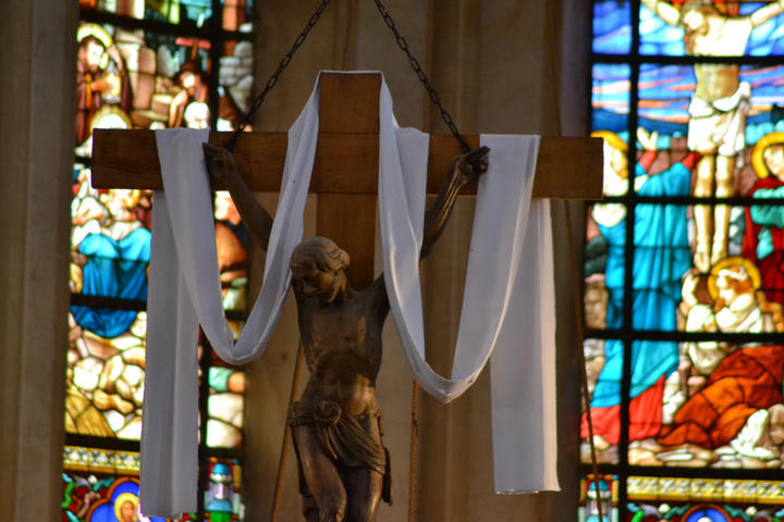 La croix de l'église de Préseau