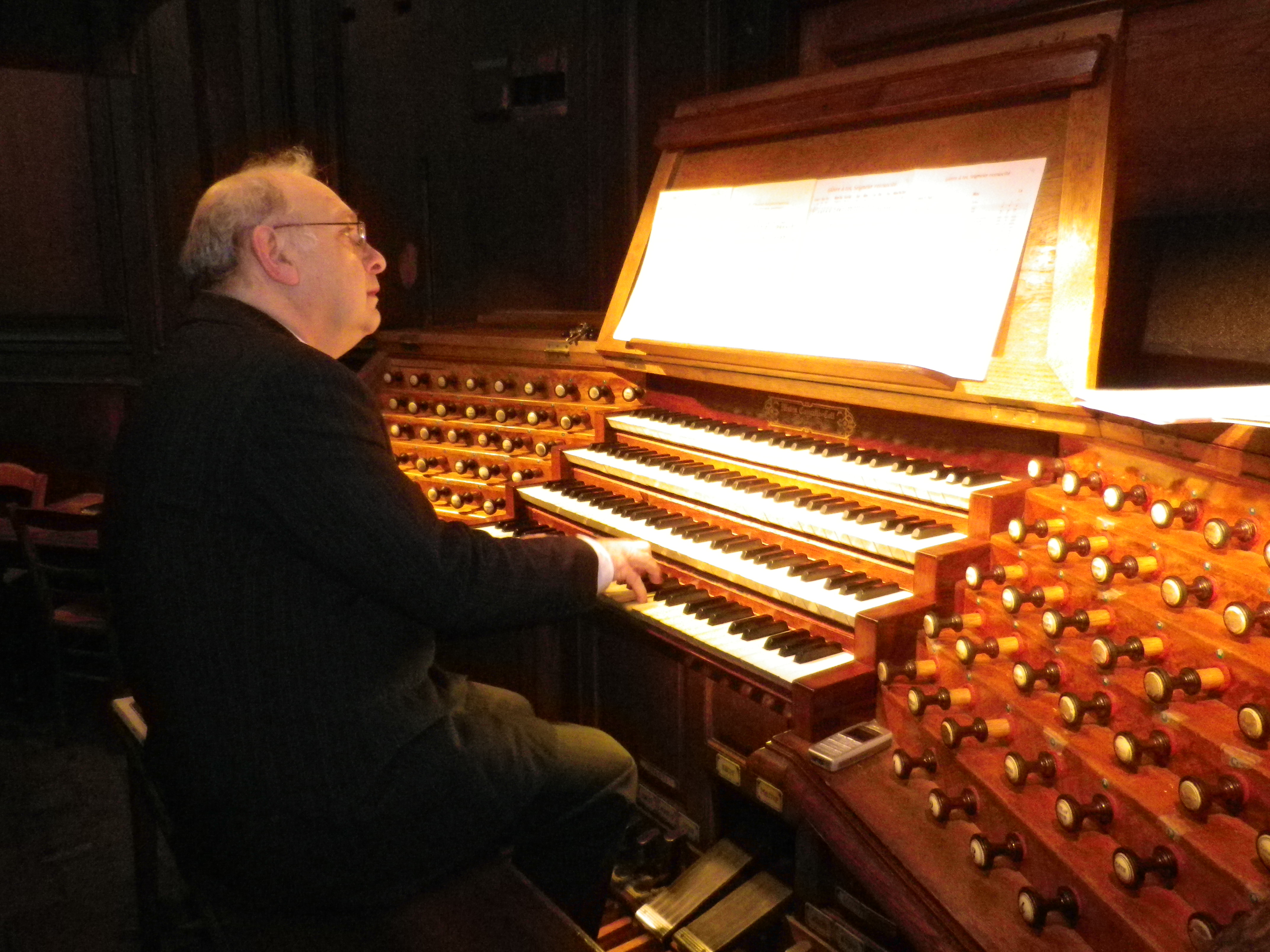 L'organiste, homme invisible mais essentiel pour la beauté de la liturgie.