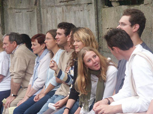 Jeunes dans le fond