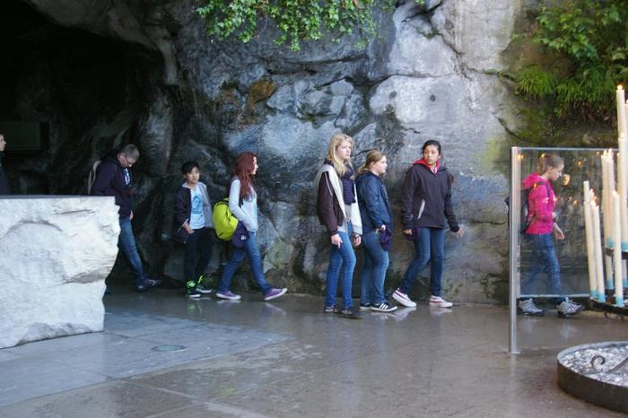 Jeunes à la Grotte