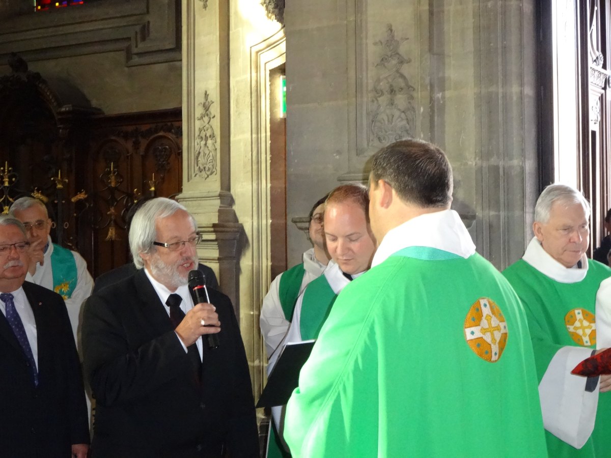 Le maire d'Escaudoeuvres remet la clef de l'église Saint-Pierre