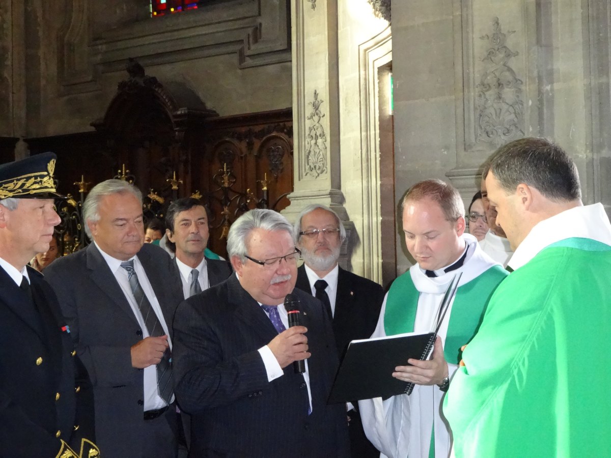 Le maire de Neuville St Rémy remet la clef de l'église St Remi