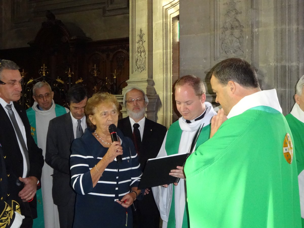 La maire de Raillencourt-Ste Olle remet la clef de ND de Lourdes