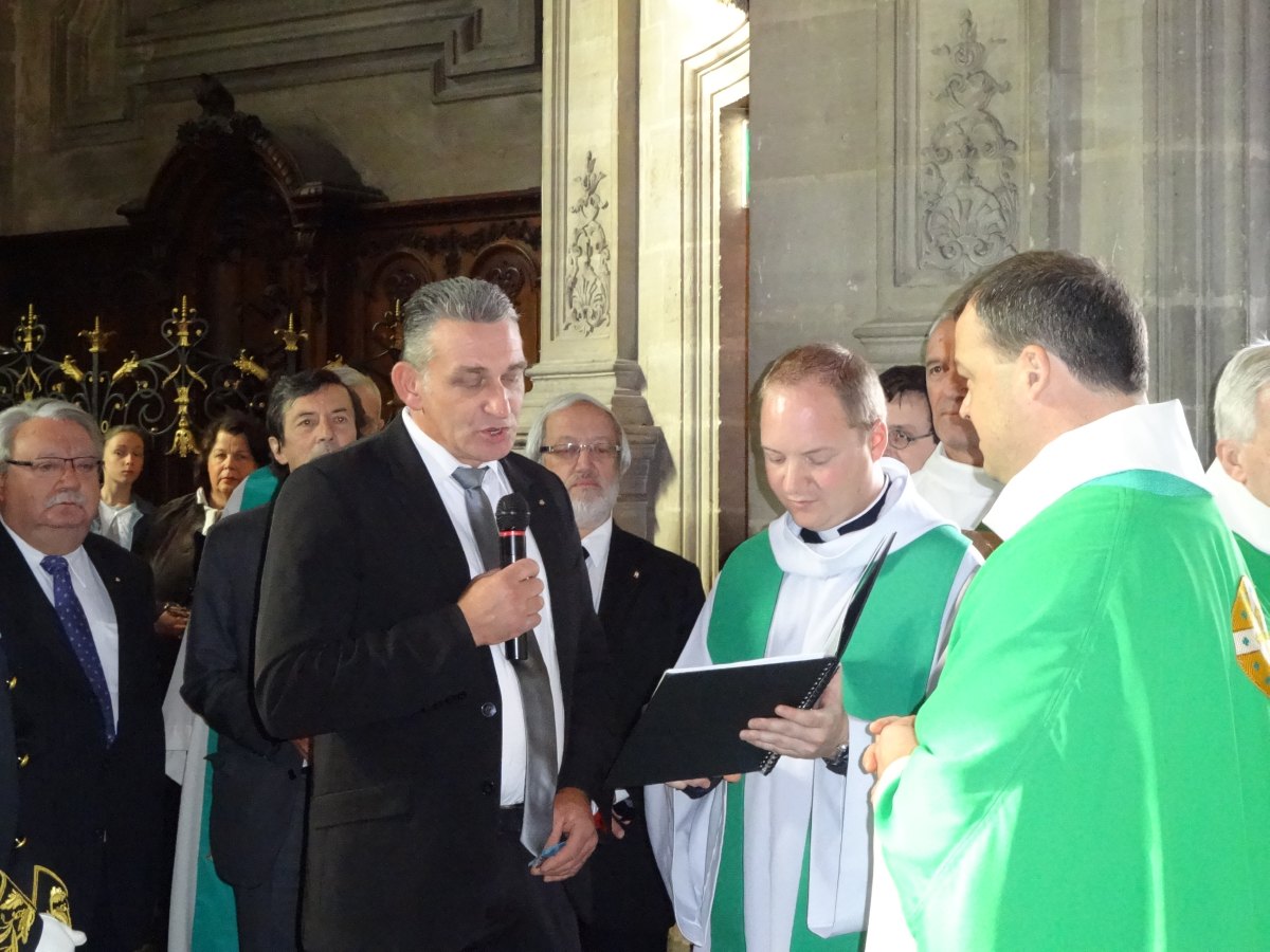 Le maire de Ramillies remet la clef de l'église St Géry