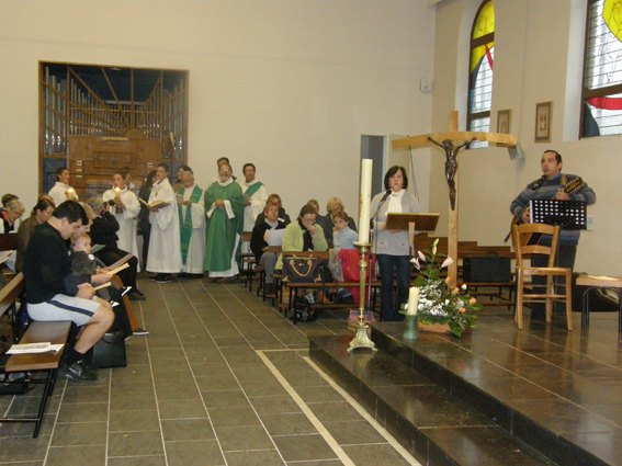 en l'église Saint-Martin avec la communauté paroissiale