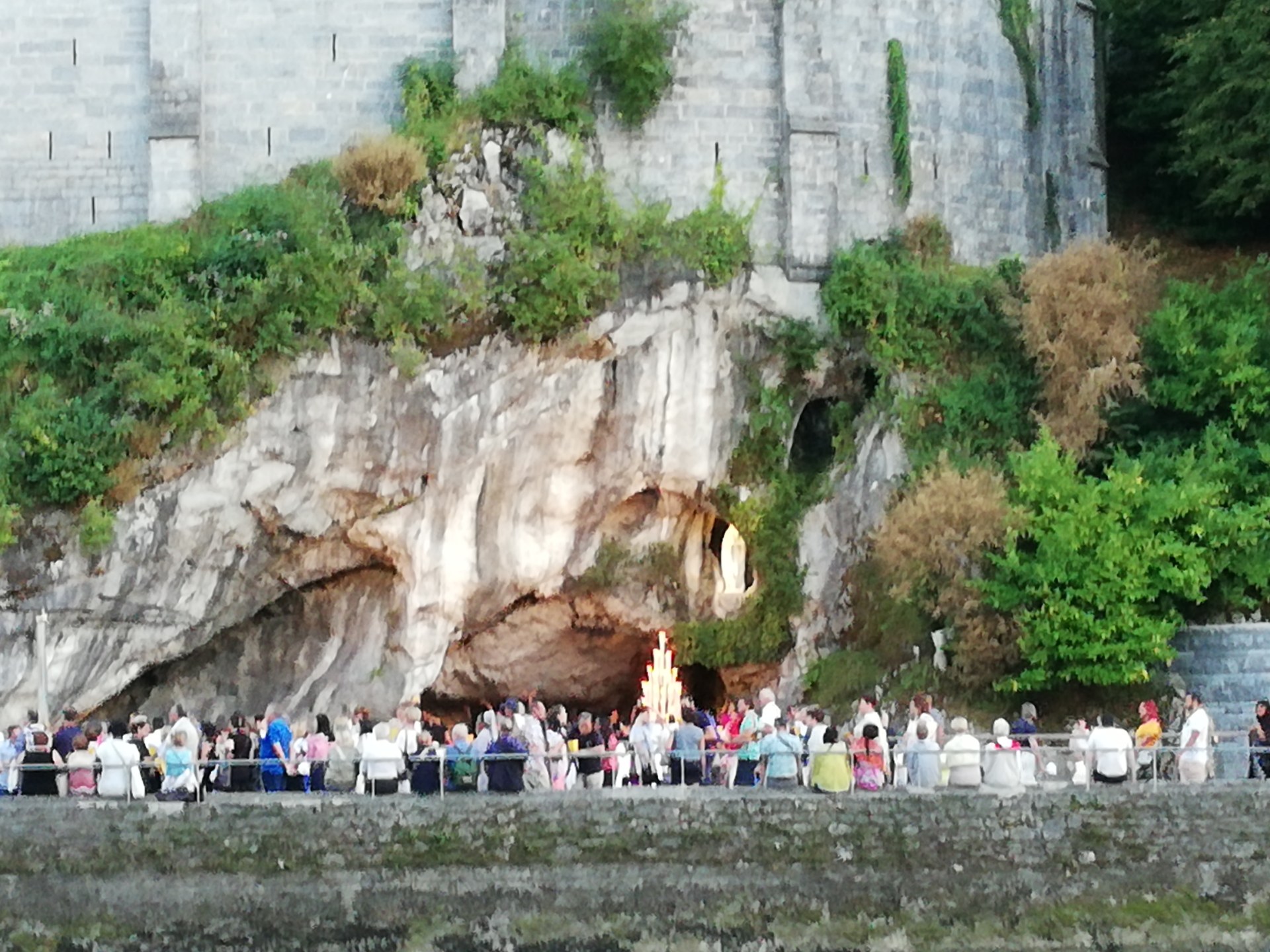 la grotte avant la procession mariale