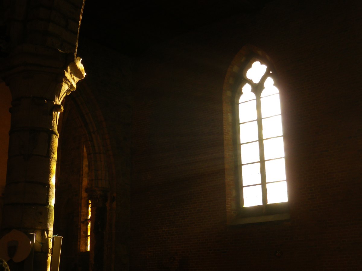 La lumière pénètre dans l'église...