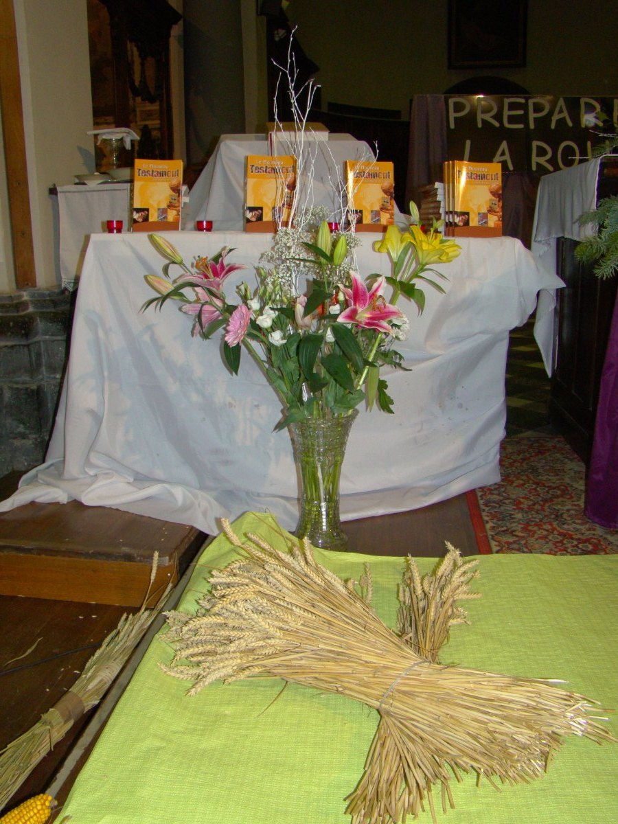 La table avec les évangiles remises aux enfants