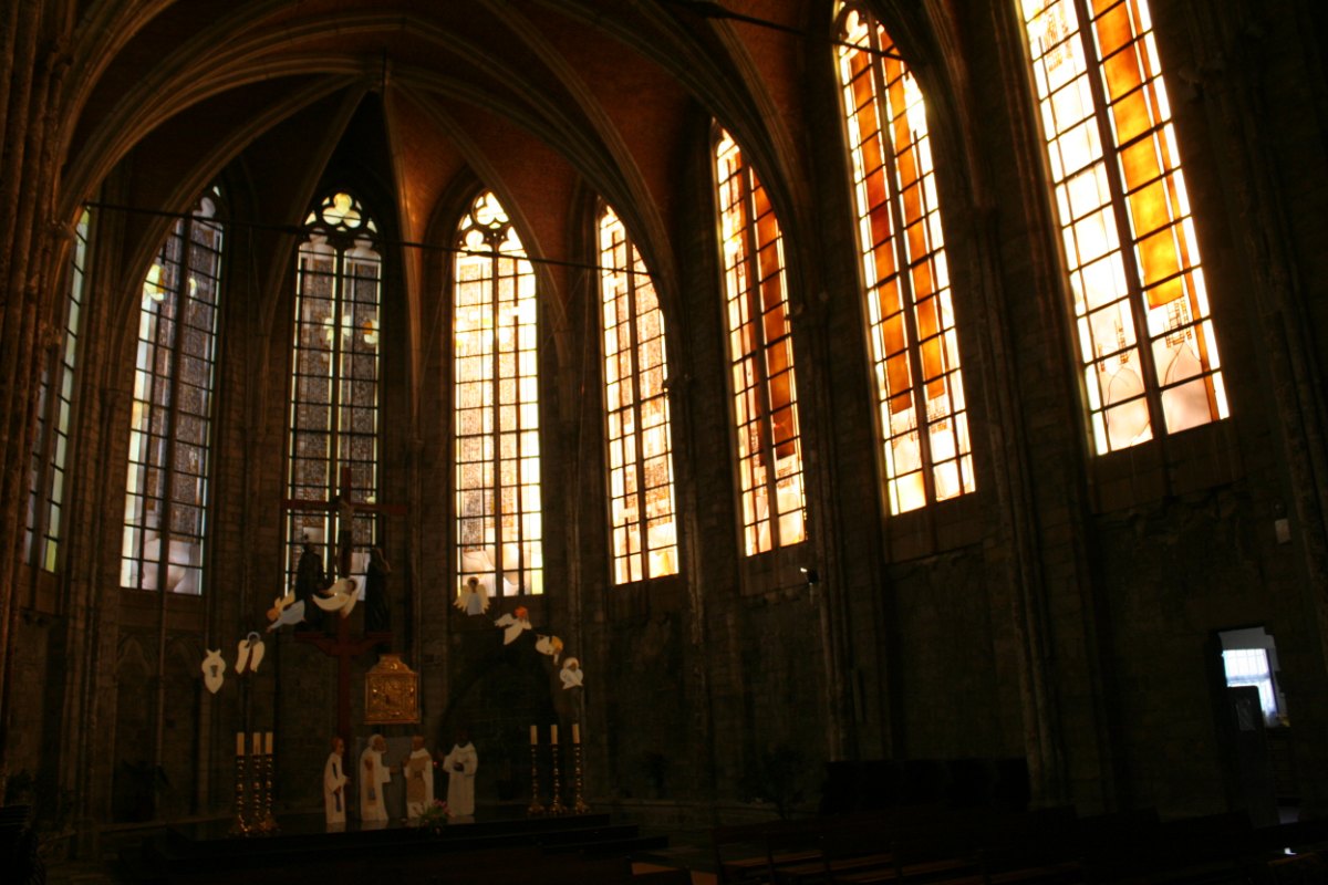 Le chœur et les vitraux de Schreiner.
