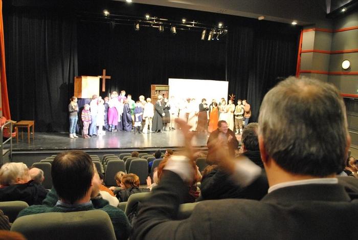 Les acteurs sous les applaudissements