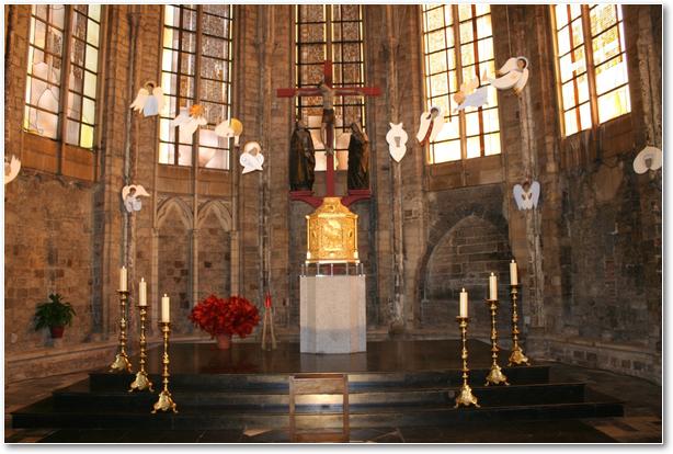 Les anges volent partout dans toute l'église, dont