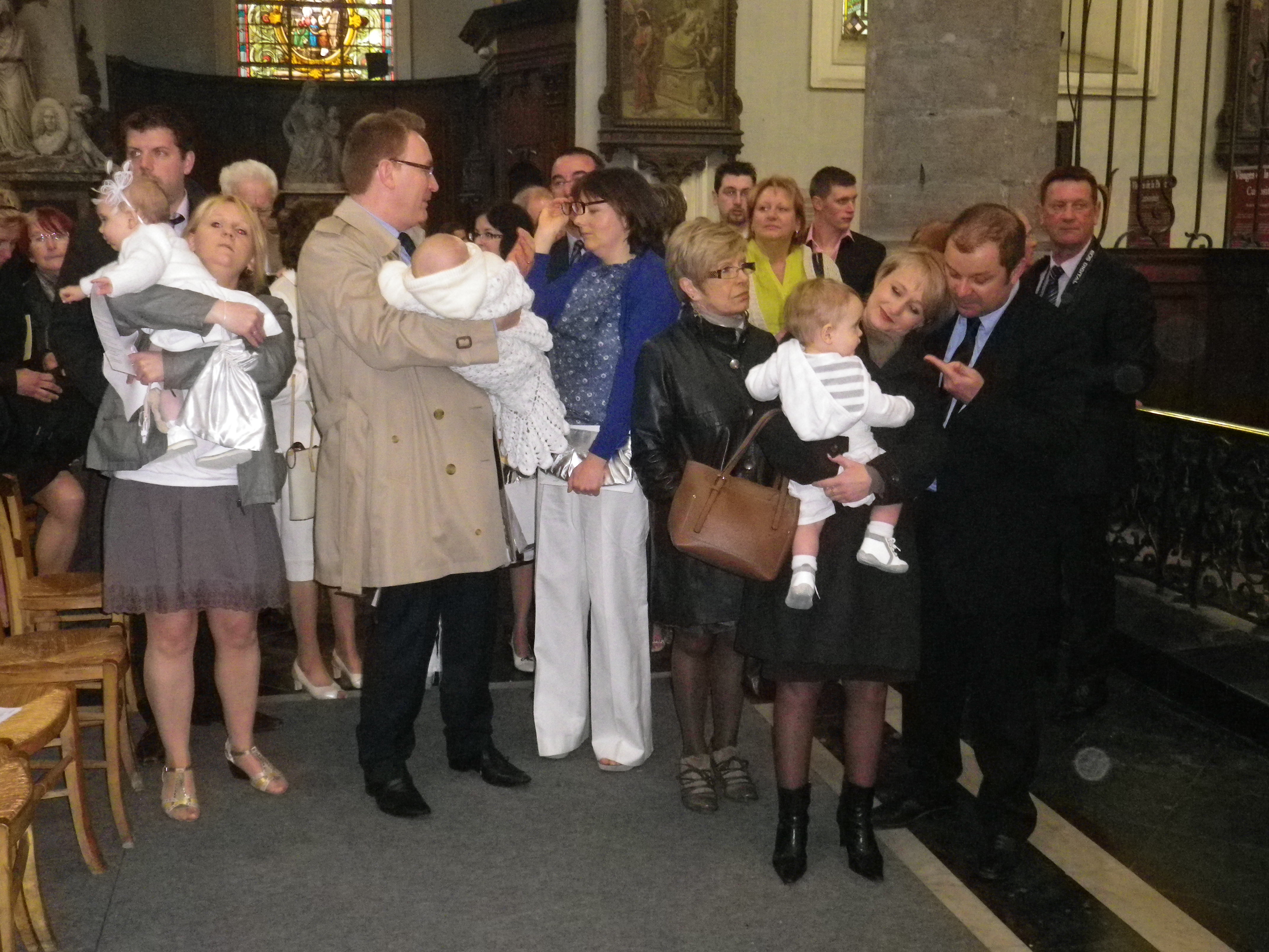 A l'issue de la messe, 4 bébés ont été baptisés, accompagnés de leurs parents, parrains et marraines. Quelle plus belle fête que Pâques pour célébrer des baptêmes!