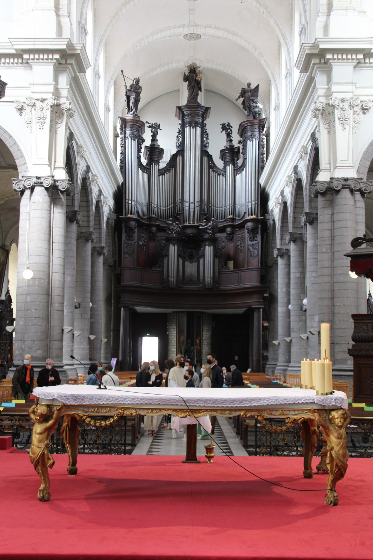 Les grandes orgues et l'autel...