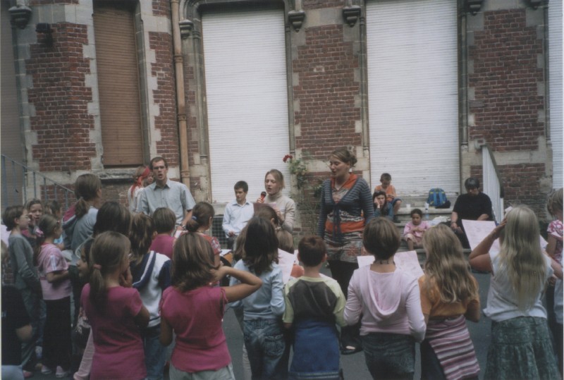 Les jeunes accueillent les groupes en chantant