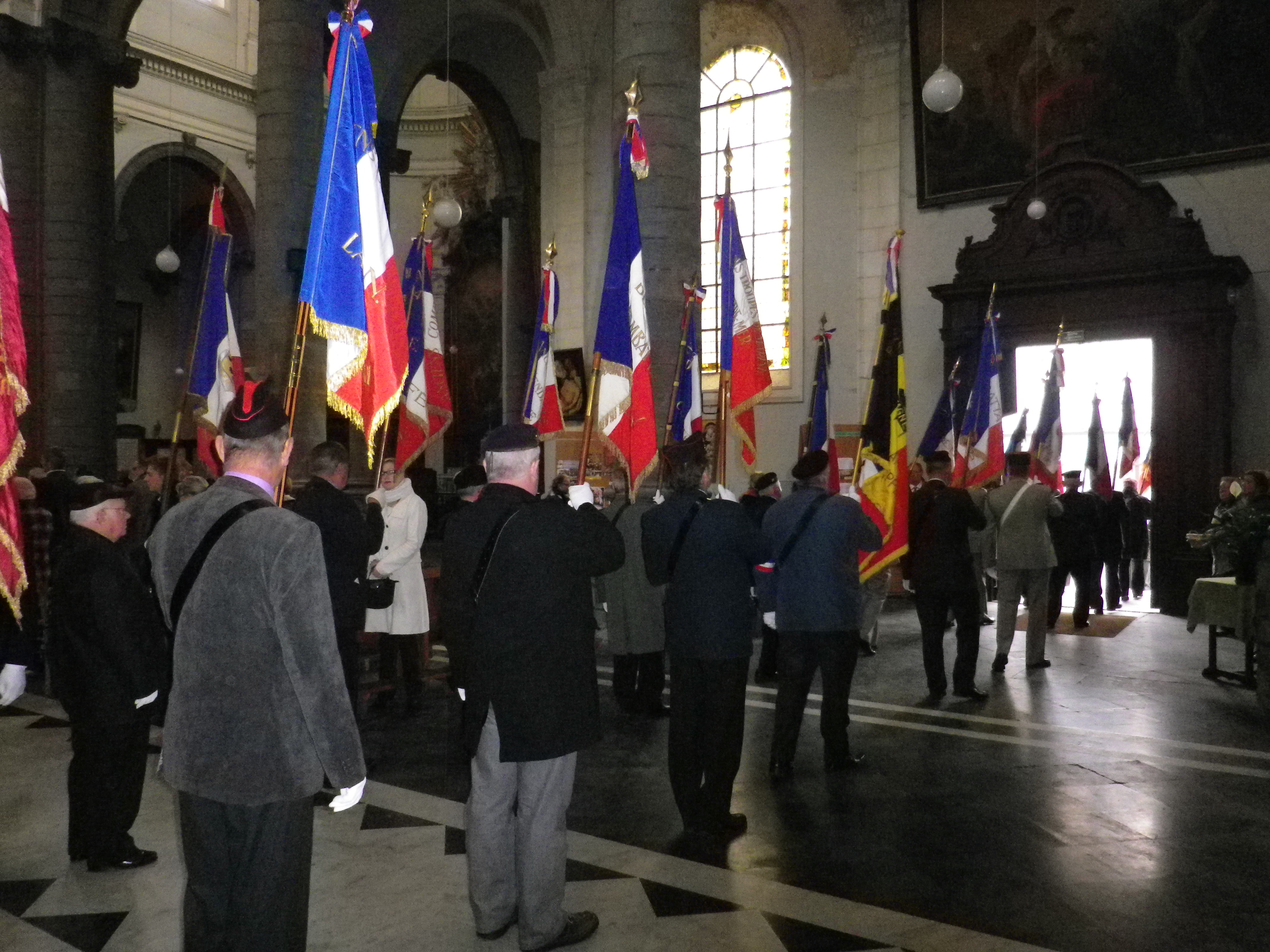...quittent la collégiale et gagnent le monument à Charles de Gaulle, place De Gaulle, pour le dépôt de gerbe.