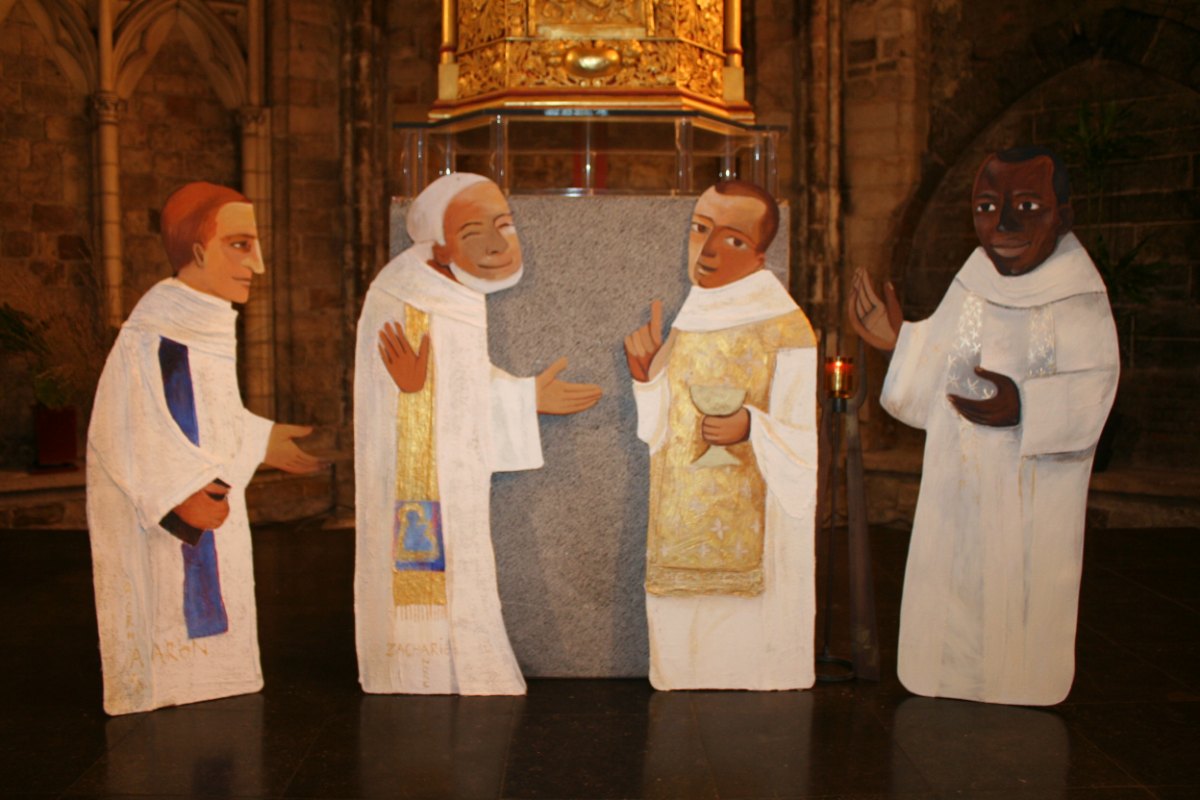 Les prêtres avec un nouvel arrivant: l'abbé Lucien