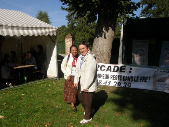 Soeurs du Prado au Cateau, devant leur stand "ARCADE"