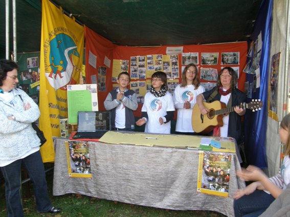 Martine RENVERSEZ et les jeunes de l'aumônerie chantent à coeur joie
