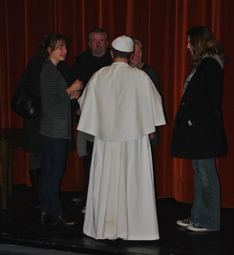 Lionel, le pape (de dos)