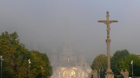 la basilique supérieure dans la nuée