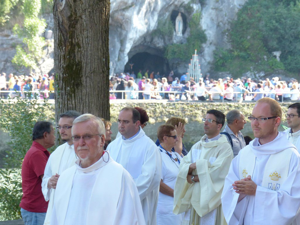 Lourdes2015_mercredi_proc-St-Sacrement (34) (Copie