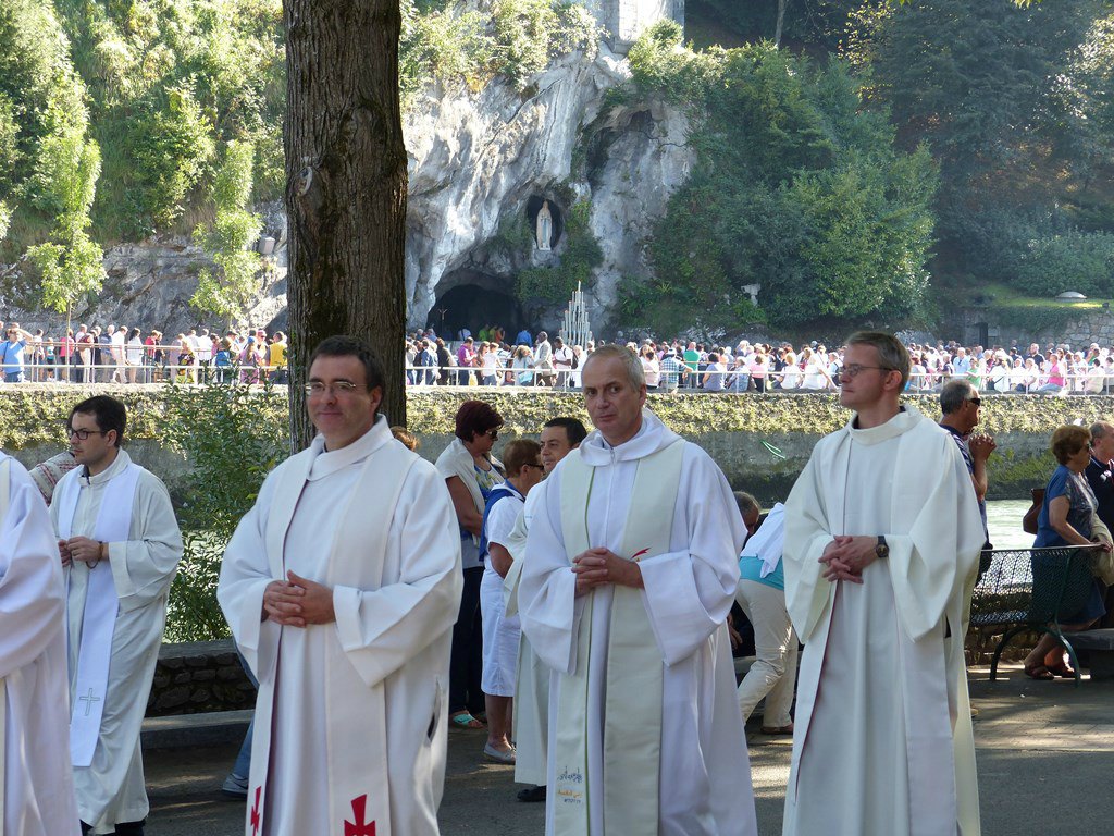 Lourdes2015_mercredi_proc-St-Sacrement (35) (Copie