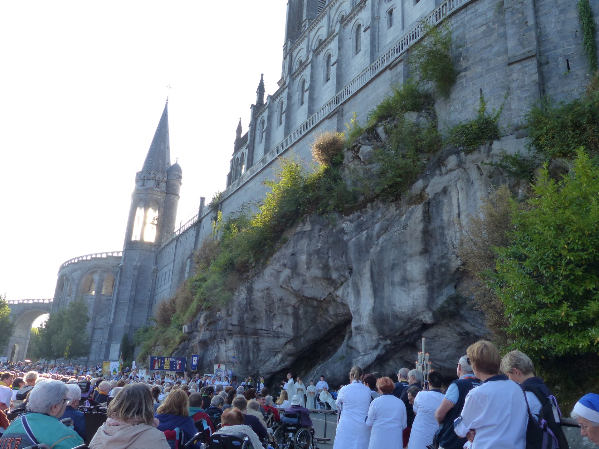 Lourdes2018-photos messe grotte (49)