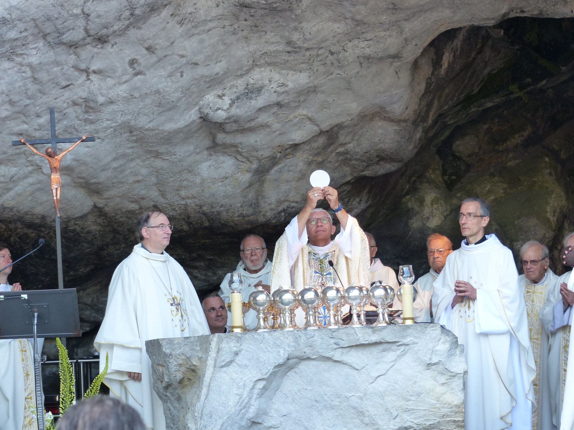 Lourdes2018-photos messe grotte (59)