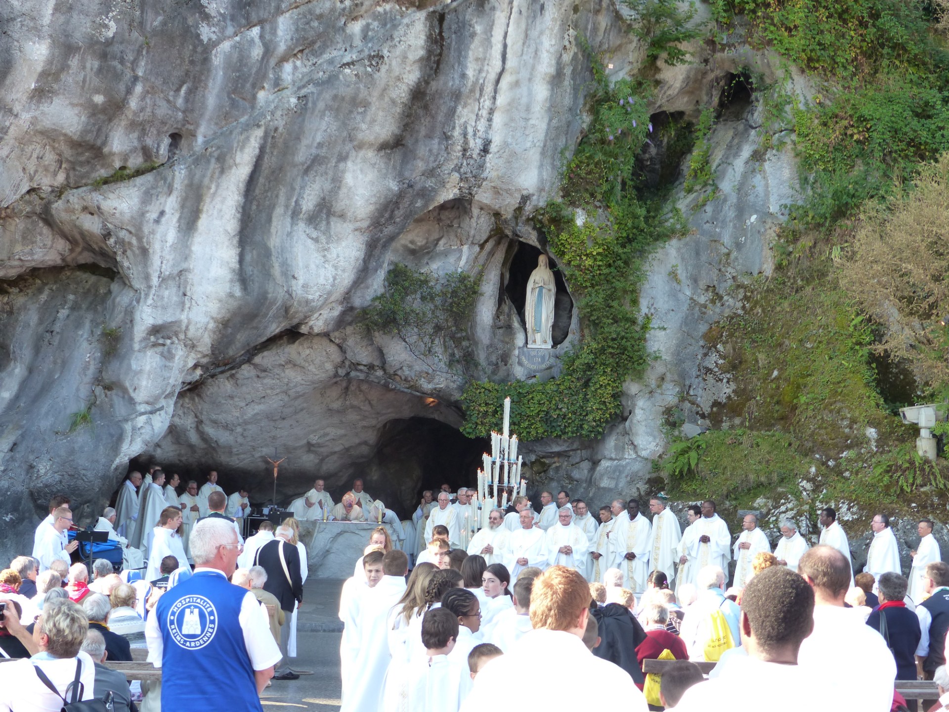 Lourdes2018-photos messe grotte (85)