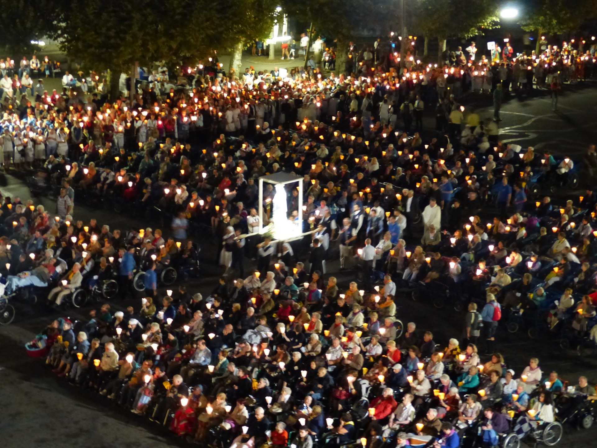 Lourdes2018-photos procession flambeaux 2 (5)