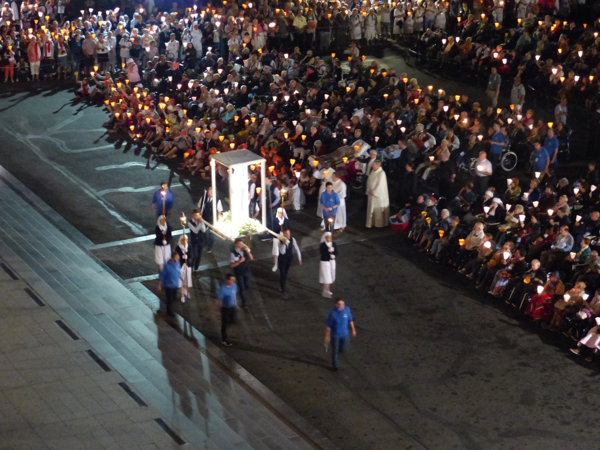Lourdes2018-photos procession flambeaux 2 (6)