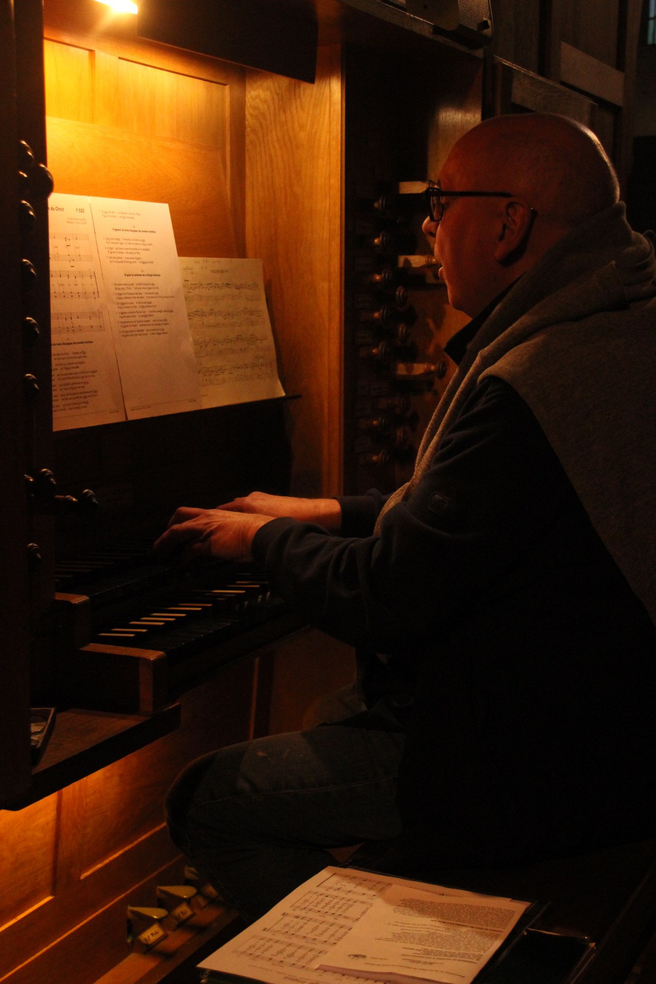 Marc Carlier à l'orgue.