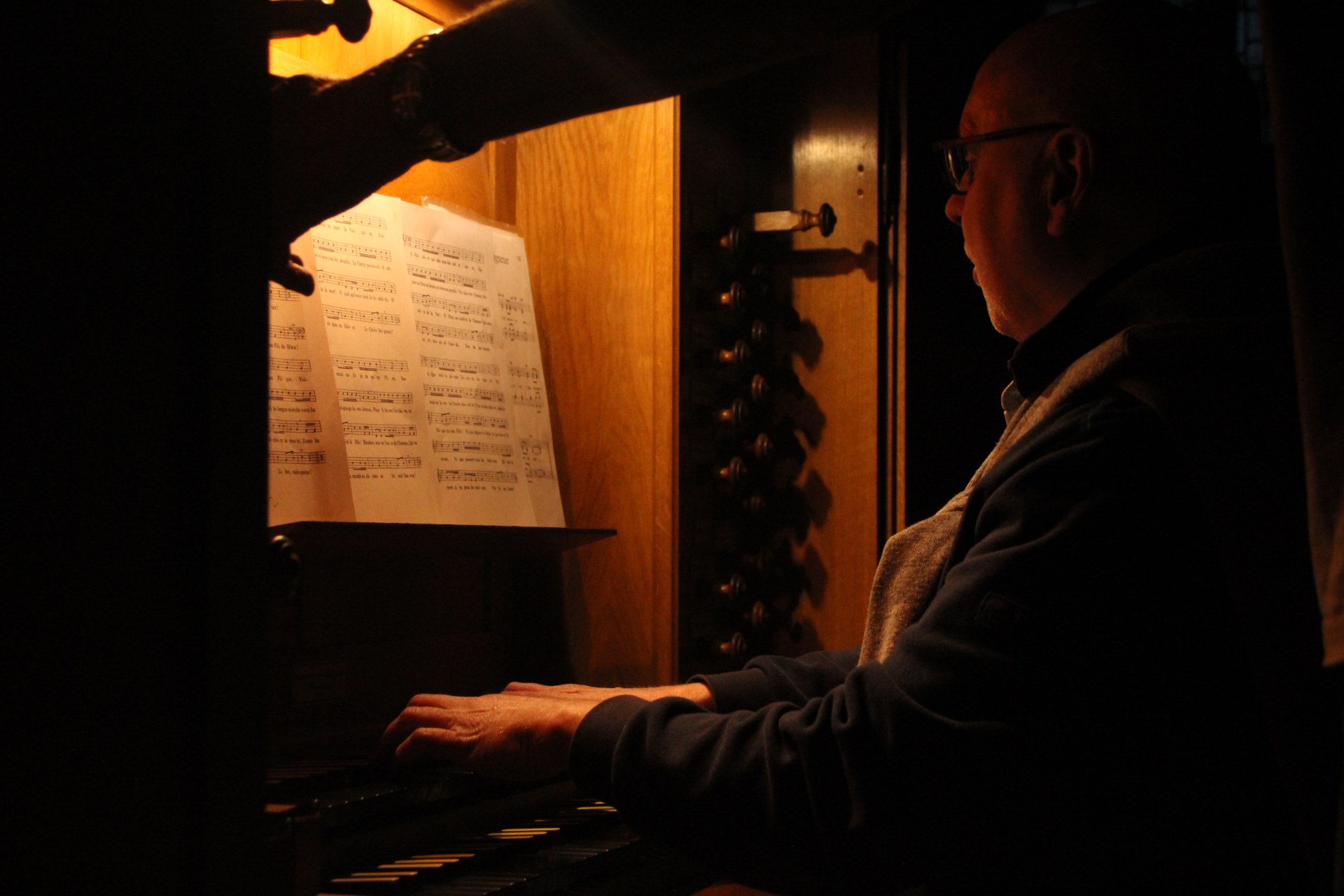 Marc Carlier à l'orgue.