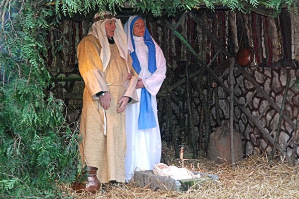 Marie Joseph et l'enfant Jésus
Creche vivante a CAULLERY le 23 12 08 (6)