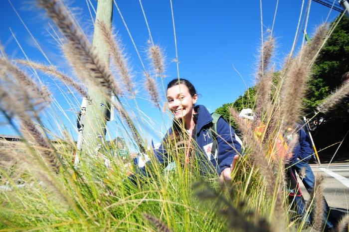 Marie au milieu de la végétation locale