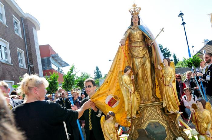 Maternité. Une personne touche le manteau