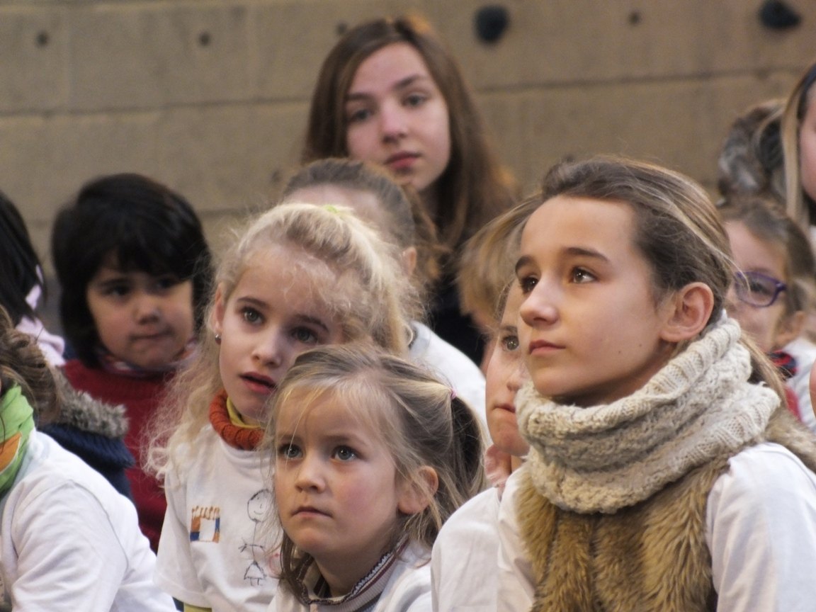 regads  attentifs...  étonnés ? 