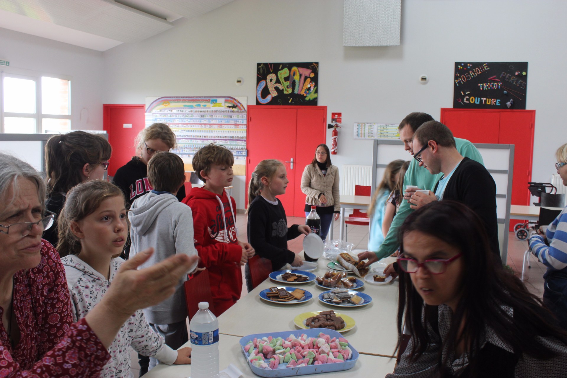 au goûter les jeunes heureux de proposer leurs gâteaux