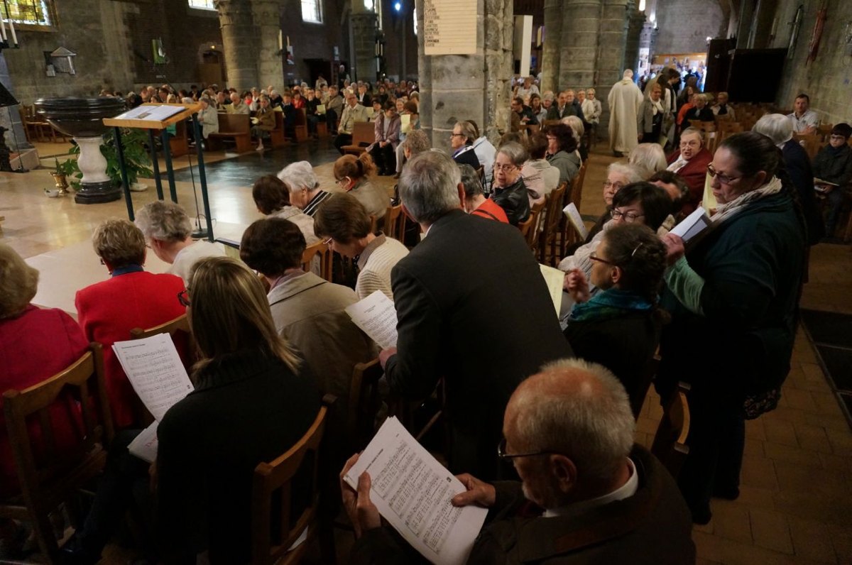 servir : Les prêtres rejoignent le fond de l'Eglise pour un nouveau concert ?