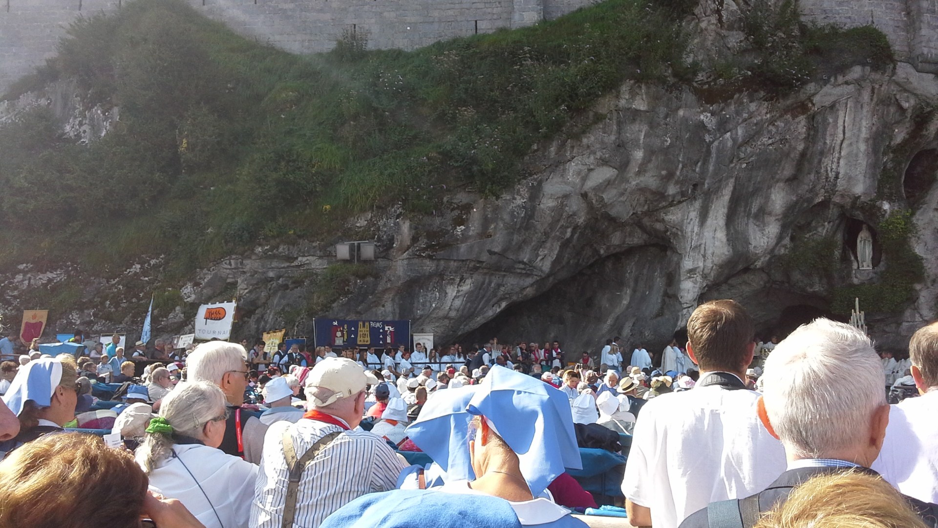 messe à la grotte Lourdes