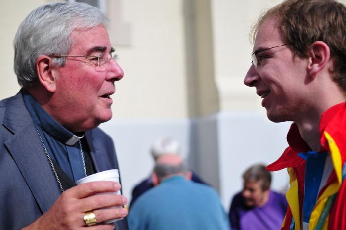 Monseigneur et Benoit, un volontaire du diocèse de