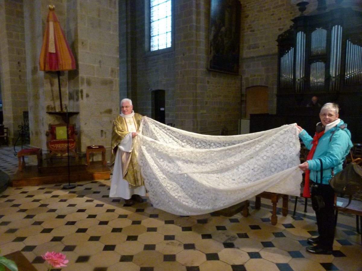 l'Abbé Hervé LE MINEZ et NICOLE DUEZ remettent une nappe en dentelle de CAUDRY lors de la messe à la Basilique à la paroisse d' ALENCON ( la nappe a suscité la curiosité et la joie des alençonnais).
